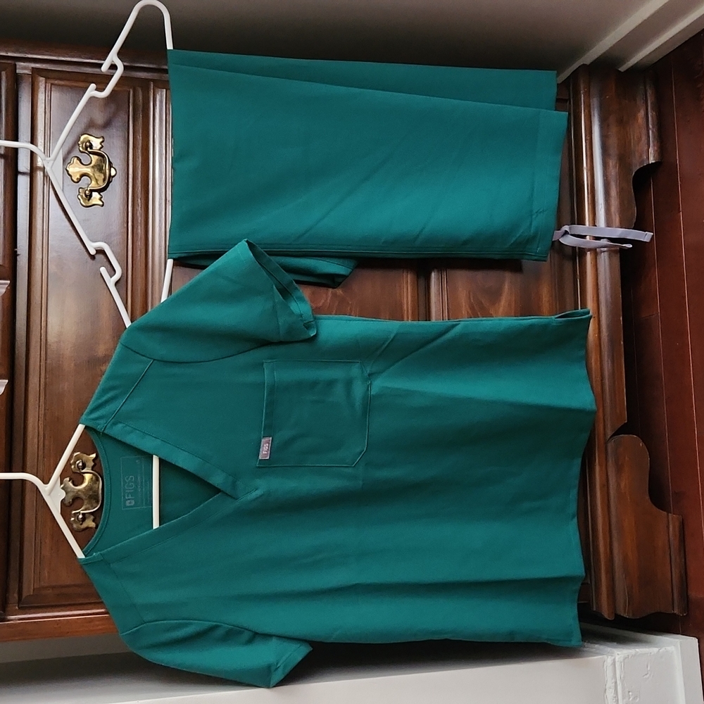 FIGS Hunter Green Catarina top Livingston pant Scrub Set, top XS, bottom S